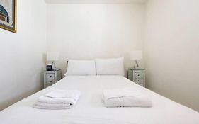 Beautiful 2 Bedroom Mews House With Parking By The Beach